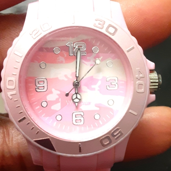 WOMANS PINK CAMOUFLAGE WATCH NRMINT CONDITION - Picture 1 of 7